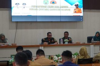 Kalak BPBD Balangan, Rahmi, bersama jajaran, saat memberikan pendampingan teknis kepada 40 peserta yang mewakili desa-desa di Kabupaten Balangan. Foto: BPBD Balangan