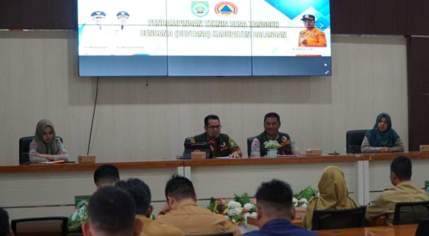 Kalak BPBD Balangan, Rahmi, bersama jajaran, saat memberikan pendampingan teknis kepada 40 peserta yang mewakili desa-desa di Kabupaten Balangan. Foto: BPBD Balangan