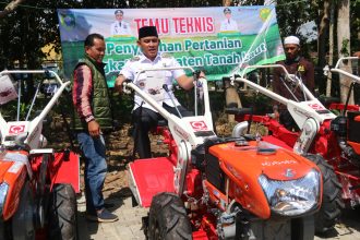 Teks foto// Bupati Rahmat temu teknis Penyuluh Pertanian dengan penyaluran bantuan alat mesin pertanian (alsintan) kepada Brigade Pangan se-Kabupaten Tanah Laut pada Rabu (16/04/2025) di Aula Hutan Jati Pelaihari.