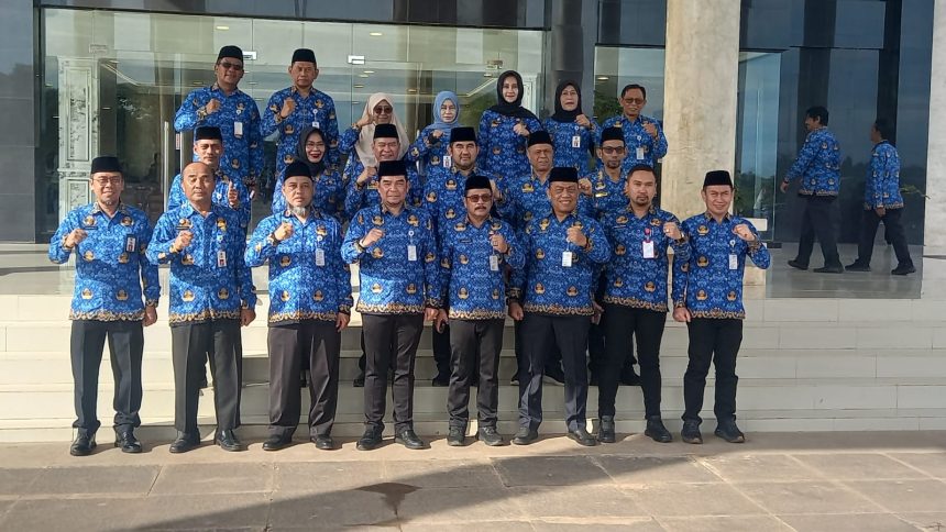 Pj Sekda H Eka Saprudin memimpin apel Hari Kesadaran Nasional di Halaman Kantor Bupati Kotabaru Sebelimbingan. Foto: Putri Saranjana/lenterakalimantan.com