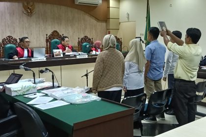 Teks foto : empat saksi yang dihadirkan pada persidangan kasus dugaan korupsi di Puskesmas Angsau disumpah sebelum memberikan kesaksian