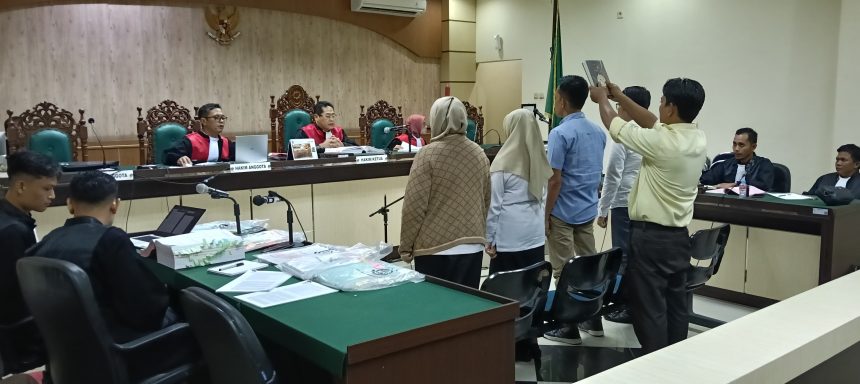 Teks foto : empat saksi yang dihadirkan pada persidangan kasus dugaan korupsi di Puskesmas Angsau disumpah sebelum memberikan kesaksian
