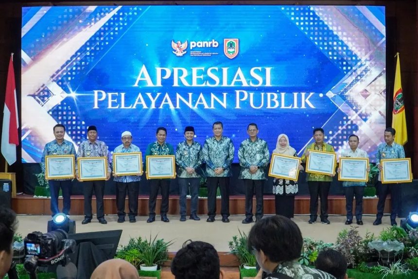 Walikota Banjarmasin H M Yamin HR bersama peraih penghargaan Apresiasi Pelayanan Publik dari KemenPANRB dalam Rapat Koordinasi Pelayanan Publik Se-Kalimantan Selatan di Gedung Mahligai Pancasila, Kamis (17/4/2025). Foto: Prokom Banjarmasin