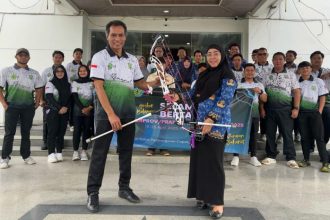 Teks Foto: Plt Kepala Disporapar Balangan,Melda Risda Elfa, saat berfoto bersama puluhan atlet panahan setempat di halaman Kantor Bupati Balangan, sebelum pelepasan. Foto: MC Balangan
