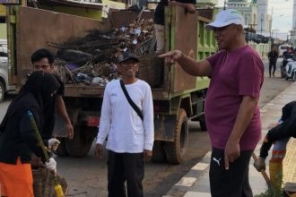 Teks foto// Wabup Zazuli pimpin aksi gotong royong bersih-bersih ( dok foto Istimewa)