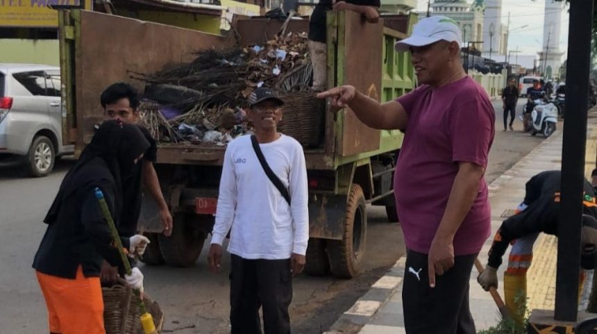 Teks foto// Wabup Zazuli pimpin aksi gotong royong bersih-bersih ( dok foto Istimewa)