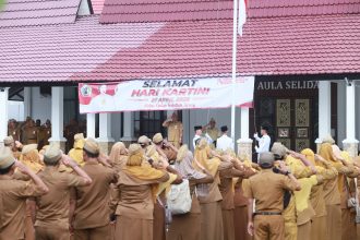 Teks foto :Pemerintah Kabupaten Barito Kuala rutin melaksanakan apel pagi, dipimpin langsung oleh Bupati Barito Kuala, H. Bahrul Ilmi, yang berlangsung di halaman Kantor Bupati pada Senin (21/04/2025