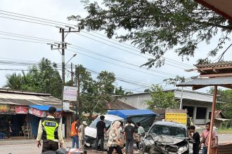 Teks foto : Kondisi mobil saat dilokasi kejadian
