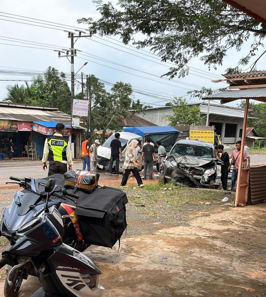 Teks foto : Kondisi mobil saat dilokasi kejadian