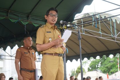 Wakil Bupati Balangan, Akhmad Fauzi, saat memberikan arahan-masukan bagi PPPK-ASN dilingkungan Pemkab Balangan, usai penyerahan SK, di halaman kantor bupati setempat. Foto: Windi/lenterakalikantan.com
