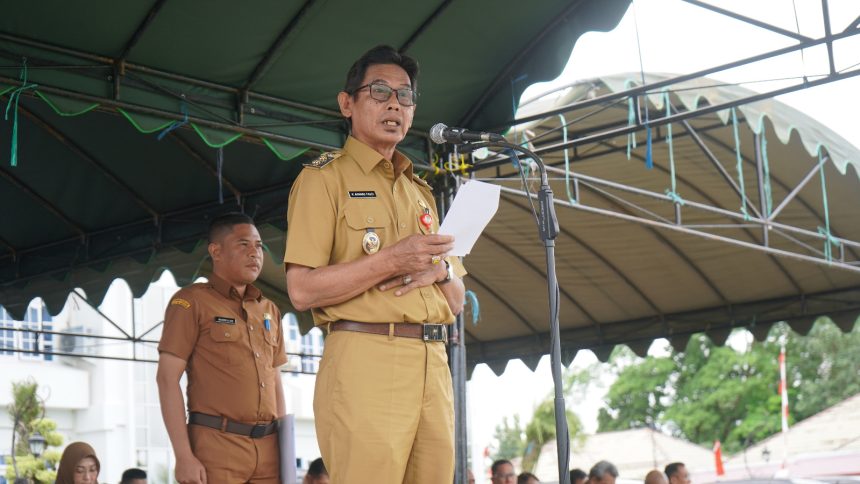 Wakil Bupati Balangan, Akhmad Fauzi, saat memberikan arahan-masukan bagi PPPK-ASN dilingkungan Pemkab Balangan, usai penyerahan SK, di halaman kantor bupati setempat. Foto: Windi/lenterakalikantan.com