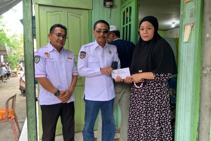 Teks foto : H Edi Sucipto SH MH Ketua DPD organda Kalsel saat menyerahkan santunan kepada isteri korban