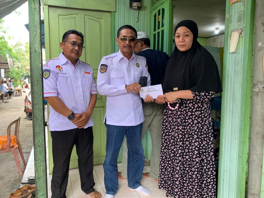 Teks foto : H Edi Sucipto SH MH Ketua DPD organda Kalsel saat menyerahkan santunan kepada isteri korban