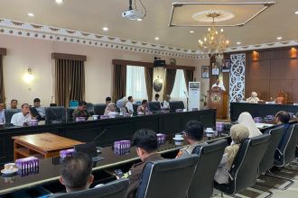 Teks foto : Pemerintah Kabupaten Barito Kuala menggelar Rapat Koordinasi dan Evaluasi Mal Pelayanan Publik (MPP) Tahun 2025,Kegiatan ini secara resmi dibuka oleh Bupati Barito Kuala, H. Bahrul Ilmi, pada Rabu (23/4/2025) bertempat di Aula Bahalap.