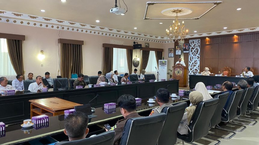 Teks foto : Pemerintah Kabupaten Barito Kuala menggelar Rapat Koordinasi dan Evaluasi Mal Pelayanan Publik (MPP) Tahun 2025,Kegiatan ini secara resmi dibuka oleh Bupati Barito Kuala, H. Bahrul Ilmi, pada Rabu (23/4/2025) bertempat di Aula Bahalap.