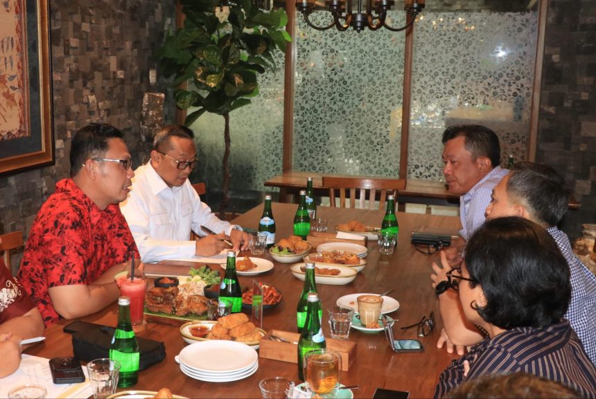 Bupati Tabalong, H Muhammad Noor Rifani didampingi Kepala Dishub Tabalong, Tumbur Parulian Manalu melakukan koordinasi dengan Senior Vice Presiden PT Pertamina, Tedy Kurniawan Gusti di salah satu restoran di Jakarta. Foto: Humas Prokopim Tabalong.