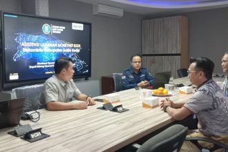 Teks foto :Kepala Dinas Komunikasi dan Informatika (Kadis Kominfo) Kabupaten Barito Kuala Hery Sasmita bersama Kabid Statistik dan Persandian Azwar Arsyadi melakukan kunjungan ke Badan Siber dan Sandi Negara (BSSN), di Jakarta, kemarin (23/04/2025).