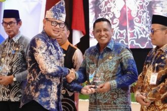 TEKS FOTO// Wabup Zazuli Menerima Penghargaan dari Wakil Menteri Dalam Negeri RI, Bima Arya Sugiarto,
