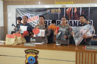 Kapolres Balangan, AKBP Yulianor Abdi beserta jajaran, terdiri dari Kasat Reskrim, Kasat Narkoba, dan Kasi Humas, ketika memperlihatkan sejumlah barang bukti hasil ungkap perkara tindak pidana yang ditangani Polres Balangan, Jumat (25/4/2025). Foto: Windi/lenterakalimantan.com