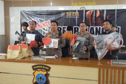 Kapolres Balangan, AKBP Yulianor Abdi beserta jajaran, terdiri dari Kasat Reskrim, Kasat Narkoba, dan Kasi Humas, ketika memperlihatkan sejumlah barang bukti hasil ungkap perkara tindak pidana yang ditangani Polres Balangan, Jumat (25/4/2025). Foto: Windi/lenterakalimantan.com