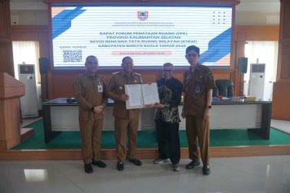 Teks foto : Pemerintah Kabupaten Barito Kuala mengikuti Rapat Forum Penataan Ruang (FPR) Provinsi Kalimantan Selatan dalam rangka Revisi Rencana Tata Ruang Wilayah (RTRW) Kabupaten Barito Kuala Tahun 2025,Banjarbaru senin (28//04/2025)