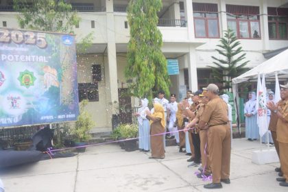 Bupati Tabalong, H Muhammad Noor Rifani melakukan pemotongan pita. Foto: JM/lenterakalimantan.com