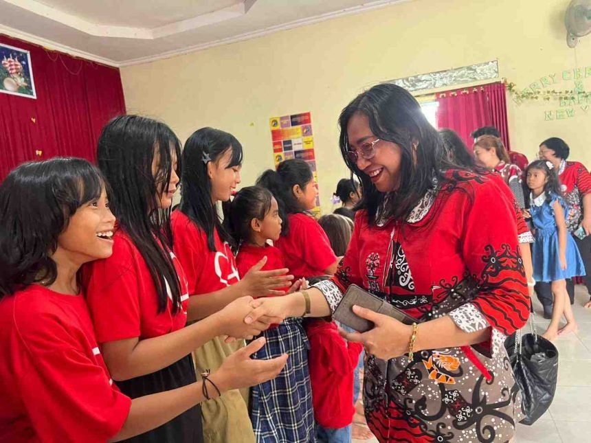 ASN Dislutkan Kalteng Berbagi Kasih Natal di Panti Asuhan Roti Hidup