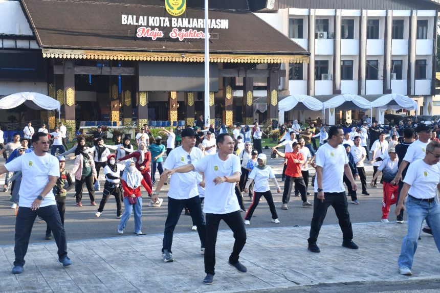 Kegiatan senam pagi di lapangan Balai Kota Banjarmasin pada Hari Buruh, Kamis (1/5/2025). Foto: Prokom Banjarmasin