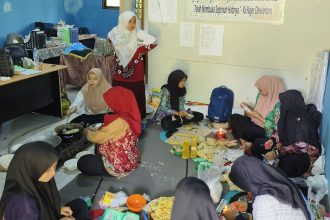 Madrasah Aliyah (MA) Ainul Amin Tebing Tinggi tetap menunjukkan semangat tinggi dalam menggerakkan roda pendidikan. Nampak sejumlah guru honorer menggeluti kegiatan kewirausahaan yang bernama Teacher Preuner. Foto: MA Ainul Amin untuk lenterakalimantan.com