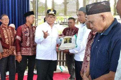 Bupati Tabalong, H M Noor Rifani menyerahkan bantuan beras didampingi Camat Muara Harus, Rudi Noor Erwan. Foto: JM/lenterakalimantan.com