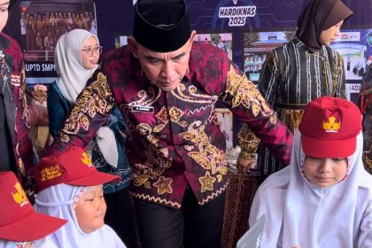 Teks foto//Bupati Rahmat saat meninjau stand yang ikut meramaikan Hardiknas 2025 ( dok foto Asep LK )
