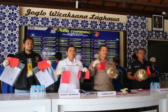 Teks foto// Press Conference bertempat di Joglo Wicaksana Laghawa Polres Tanah Laut, Jumat ( 2/5/2025), ( dok foto Asep LK )