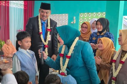 Teks foto/ Ketua TP PKK Hj Dian Rahmat berkunjung ke TK Pembina