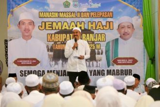 Bupati H Saidi Mansyur saat melepas 463 Jemaah Calon Haji (JCH) Kabupaten Banjar 2025, di Masjid Nurul Iman, Sabtu (3/5/2025) pagi. Foto: Pemkab Banjar