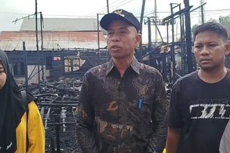 Foto: Sejumlah awak media saat mewawancarai Kepala Desa Sejahtera, H Rusmad. Sumber foto: Arif LK