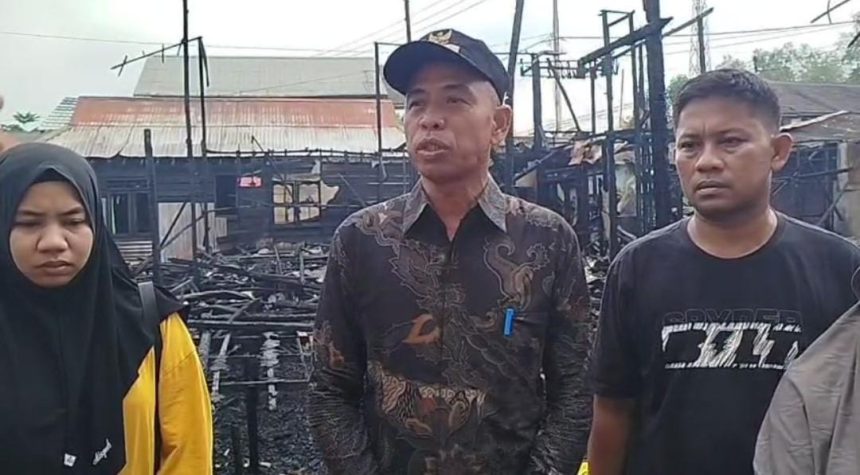 Foto: Sejumlah awak media saat mewawancarai Kepala Desa Sejahtera, H Rusmad. Sumber foto: Arif LK