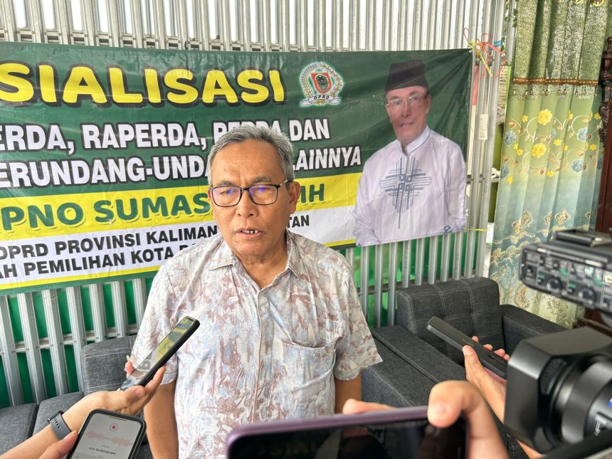 Legislator Dewan Perwakilan Rakyat Daerah (DPRD) Kalimantan Selatan (Kalsel), Suripno Sumas, melaksanakan kegiatan sosialisasi peraturan perundang-undangan kepada warga Kota Banjarmasin, khususnya dari Kecamatan Banjarmasin Selatan, Rabu (7/5/2025) siang. Foto: