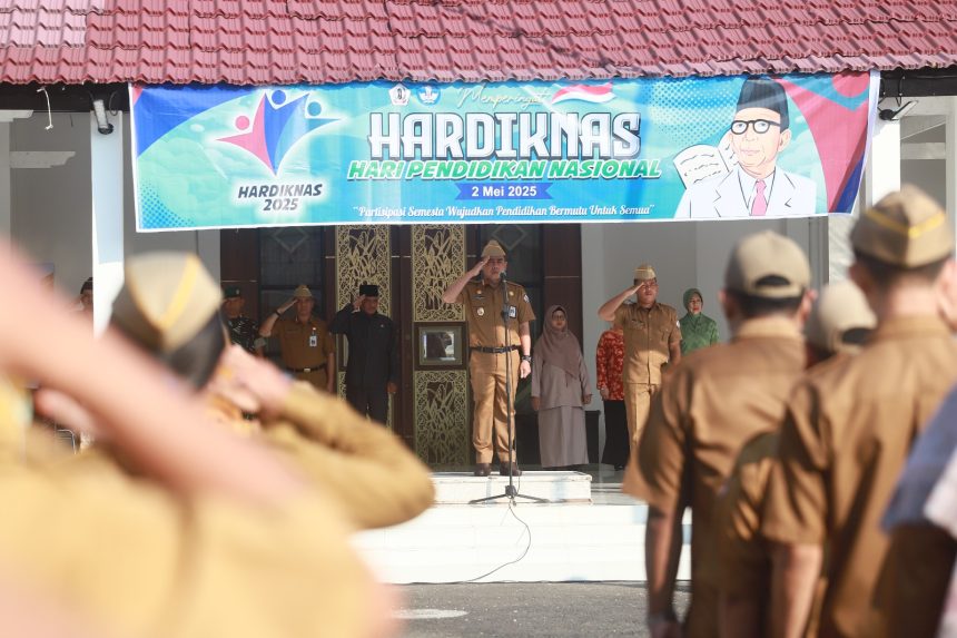 Teks foto : Pemerintah Kabupaten Barito Kuala menggelar Upacara Peringatan Hari Pendidikan Nasional (Hardiknas) Tahun 2025 di halaman Kantor Bupati, Senin (5/5/2025).