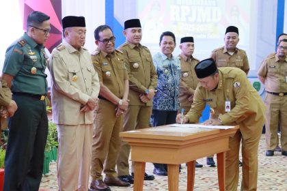 Teks foto :Bupati Barito Kuala, H. Bahrul Ilmi, menghadiri Musyawarah Perencanaan Pembangunan (Musrenbang) Rencana Pembangunan Jangka Menengah Daerah (RPJMD) Provinsi Kalimantan Selatan Tahun 2025–2029 Senin, (05/05/2025) di Auditorium K.H. Idham Chalid, Komplek Perkantoran Gubernur Kalimantan Selatan, Banjarbaru.