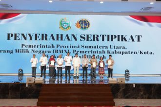 Percepat Pendaftaran Tanah di Sumut, Menteri Nusron Serahkan 875 Sertipikat Tanah