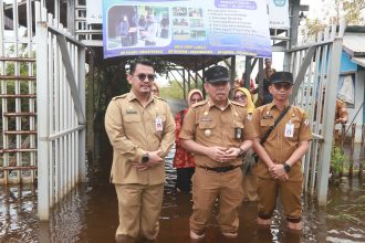 Teks foto : Wakil Bupati Barito Kuala Herman Susilo didampingi Kepala Dinas Pendidikan dan Kepala Dinas Komunikasi dan Informatika kunjungi Sekolah-sekolah yang terdampak banjir di Kecamatan Kuripan (06/05/2025).