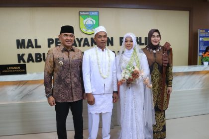 Bupati Rahmat meninjau langsung pelayanan yang ada di Mal Pelayanan Publik