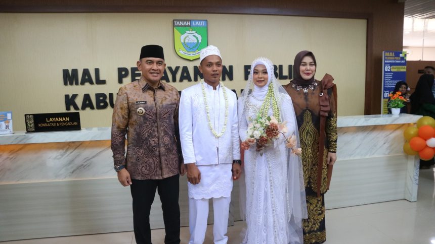 Bupati Rahmat meninjau langsung pelayanan yang ada di Mal Pelayanan Publik