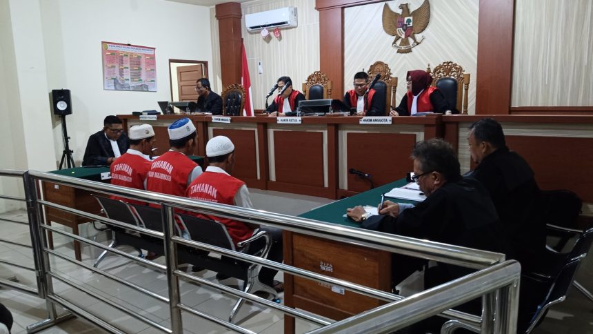 Teks foto : Sidang kasus pengeroyokan dengan terdakwa Tambrin alias Sabarin, Ahmad Fadilah alias Fadil dan Misran alias Emek.