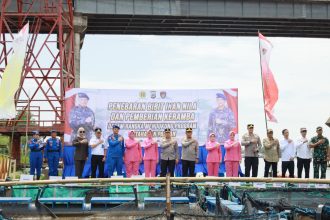 Teks foto : Wakil Bupati Barito Kuala Herman Susilo, menghadiri kegiatan bakti sosial Sambang Nusa Presisi yang diselenggarakan oleh Direktorat Kepolisian Perairan dan Udara (Ditpolairud) Polda Kalimantan Selatan di Desa Bagus, Kecamatan Marabahan, Rabu (7/05/2025)