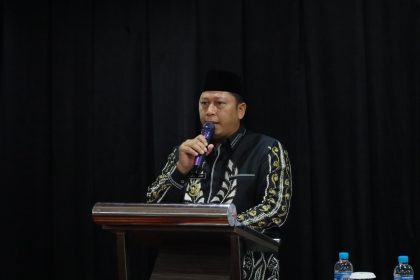 Teks foto : Bupati Barito Kuala, H. Bahrul Ilmi, secara resmi membuka dua pelatihan penting yang ditujukan untuk meningkatkan kapasitas aparatur desa se-Kabupaten Barito Kuala pada hari Jumat, (9/5/2025).