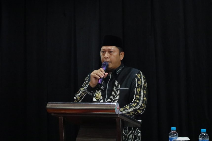 Teks foto : Bupati Barito Kuala, H. Bahrul Ilmi, secara resmi membuka dua pelatihan penting yang ditujukan untuk meningkatkan kapasitas aparatur desa se-Kabupaten Barito Kuala pada hari Jumat, (9/5/2025).