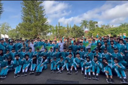 Bupati Rahmat foto bersama dengan atlet Popda ( dok foto Asep LK)