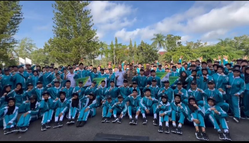 Bupati Rahmat foto bersama dengan atlet Popda ( dok foto Asep LK)