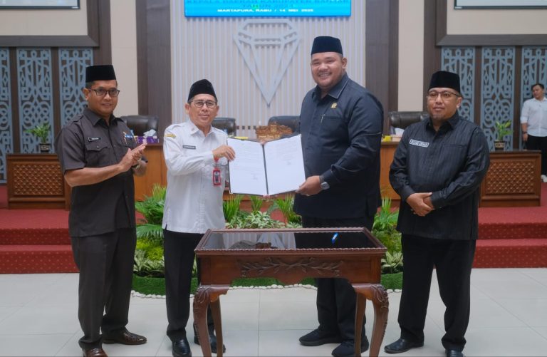 DPRD Banjar menggelar rapat paripurna dengan agenda Penyampaian Rekomendasi Laporan Keterangan Pertanggungjawaban (LKPJ) Kepala Daerah 2024, di Ruang Paripurna lantai 2 Gedung DPRD Banjar, Martapura, Rabu (14/5/2025) pagi. Foto: Pemkab Banjar